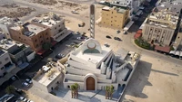 Masjid ini banyak menggunakan lengkungan untuk menghiasi fasad, membingkai jendela, dan elemen struktural sebagai penghormatan terhadap estetika klasik Masjid Mamluki. Di bagian depan masjid, pintu masuk ruang utama terbuat dari kayu megah yang mencerminkan bentuk setengah kubah di puncak bangunan. Foto: Mohammed Alsaad and Nasser Alomairi via Dezeen