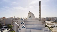 Pada bagian eksterior dirancang untuk mencerminkan arsitektur kontemporer dari lingkungan yang baru dibangun, serta motif Islam yang lebih tradisional. Bagian setengah kubahnya itu berfungsi sebagai skylight, sementara pintu besar yang melengkung menyambut jamaah ke ruang tersebut. Foto: Mohammed Alsaad and Nasser Alomairi via Dezeen