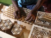 Melihat Kerajinan Hiasan Dinding dengan Teknik Kumiko di Kediri