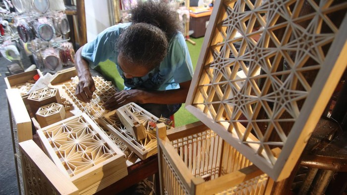 Perajin merangkai potongan kayu pinus menjadi hiasan dinding dengan teknik kumiko di Kediri, Jawa Timur, Jumat (29/3/2024). Hiasan dinding yang dibuat dengan teknik kumiko atau teknik kerajinan tradisional Jepang berbahan baku potongan kayu membentuk berbagai desain dan pola tersebut dipasarkan melalui media sosial dengan harga Rp50 ribu hingga Rp2 juta tergantung ukuran. ANTARA FOTO/Prasetia Fauzani/tom.