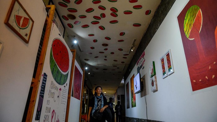Pengunjung mengamati sebuah karya yang dipamerkan pada pameran seni solidaritas untuk Palestina di Gallery Red Raw Center, Bandung, Jawa Barat, Sabtu (30/3/2024). Pameran yang menampilkan 30 karya lukisan, foto, ilustrasi, puisi, dan rajut dari 25 orang seniman multi disiplin dari Bandung, Jakarta, Depok, Cirebon tersebut ditujukan sebagai salah satu bentuk solidaritas untuk Palestina melalui bentuk karya seni. ANTARA FOTO/Raisan Al Farisi/foc.