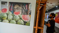 Pengunjung mengamati sebuah karya yang dipamerkan pada pameran seni solidaritas untuk Palestina di Gallery Red Raw Center, Bandung, Jawa Barat, Sabtu (30/3/2024).
