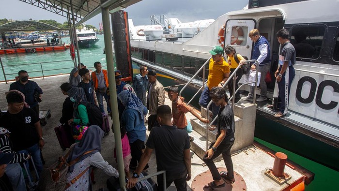 Sejumlah penumpang kapal feri tiba di Pelabuhan Telaga Punggur, Batam, Kepulauan Riau, Sabtu (30/3/2024). Dishub Kepri telah menyiapkan sebanyak 214 unit armada kapal pelayaran antar pulau dan antar provinsi untuk mengantisipasi lonjakan penumpang yang diperkirakan mencapai tiga juta orang saat menjelang lebaran. ANTARA FOTO/Teguh Prihatna/wpa.