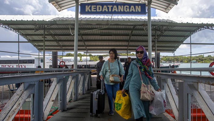 Sejumlah penumpang kapal feri tiba di Pelabuhan Telaga Punggur, Batam, Kepulauan Riau, Sabtu (30/3/2024). Dishub Kepri telah menyiapkan sebanyak 214 unit armada kapal pelayaran antar pulau dan antar provinsi untuk mengantisipasi lonjakan penumpang yang diperkirakan mencapai tiga juta orang saat menjelang lebaran. ANTARA FOTO/Teguh Prihatna/wpa.
