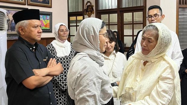 Menteri Keuangan Sri Mulyani melayat ke rumah duka Agus Muhammad yang berpulang. (Tangkapan layar Instagram @smindrawati)