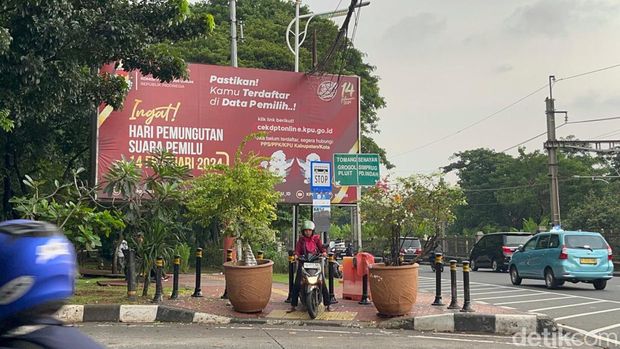 Meskipun tak ada lagi pungli, pemotor masih nekat melintas di atas trotoar sekitar kawasan Senayan-Tanah Abang (Anggi/detikcom).