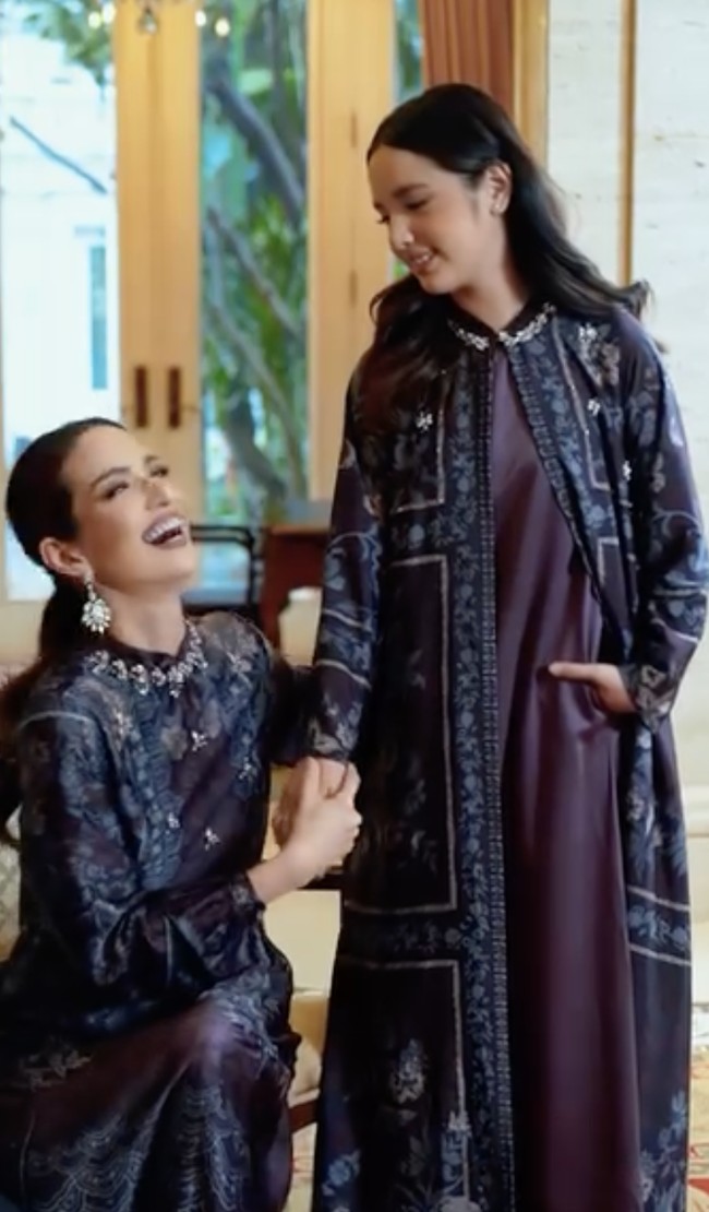 Mempromosikan koleksi baju Ramadan dan Lebaran sebuah jenama lokal, Nia mengunggah video dan foto keluarganya kompak bergaya dengan baju seragam. Unggahan tersebut turut menampilkan Mikhayla beraksi bak model.  (Foto: Instagram/@ramadhaniabakrie)