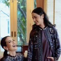 Mempromosikan koleksi baju Ramadan dan Lebaran sebuah jenama lokal, Nia mengunggah video dan foto keluarganya kompak bergaya dengan baju seragam. Unggahan tersebut turut menampilkan Mikhayla beraksi bak model.  (Foto: Instagram/@ramadhaniabakrie)