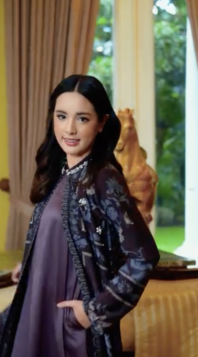 Detail beading pada bagian kerah memberi sentuhan mewah. Adapun kaftan juga dilengkapi kantong yang membuat tampilan Mikhayla lebih kasual. (Foto: Instagram/@ramadhaniabakrie)