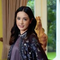 Detail beading pada bagian kerah memberi sentuhan mewah. Adapun kaftan juga dilengkapi kantong yang membuat tampilan Mikhayla lebih kasual. (Foto: Instagram/@ramadhaniabakrie)