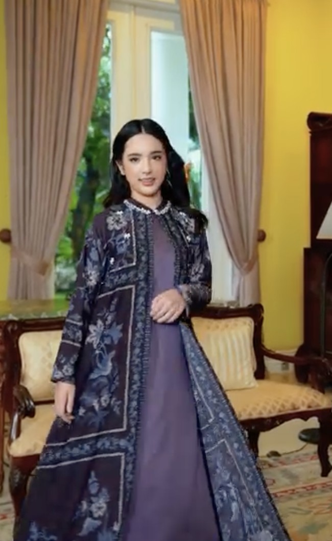 Mikhayla, yang saat ini berusia 11 tahun, unjuk kebolehan dalam balutan kaftan ungu yang dipadu outer senada yang berhiaskan motif floral. (Foto: Instagram/@ramadhaniabakrie)