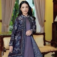 Mikhayla, yang saat ini berusia 11 tahun, unjuk kebolehan dalam balutan kaftan ungu yang dipadu outer senada yang berhiaskan motif floral. (Foto: Instagram/@ramadhaniabakrie)