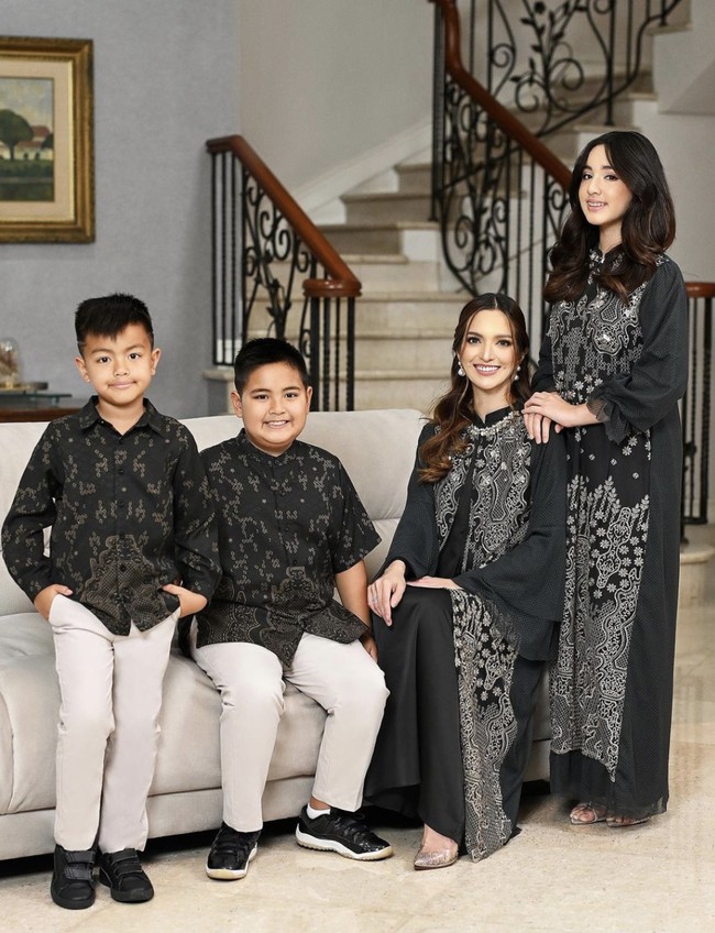 “Kaka Mikhayla ❤️❤️ cantik banget,” komentar seorang pengguna Instagram. Ada pula yang berkomentar, “Papa ardi & cowo2 juga gak kalah gantengnya.” (Foto: Instagram/@ramadhaniabakrie)