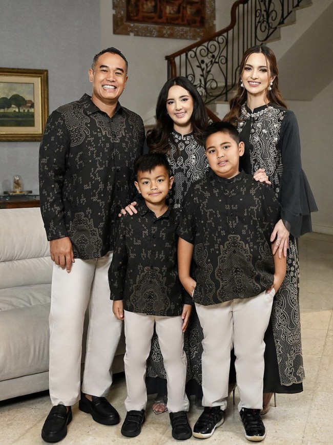 Di unggahan lain, keluarga Ardi dan Nia tampil kompak dengan busana nuansa hitam-putih. Penampilan mereka, khususnya Mikhayla, mengundang pujian dari netizen. (Foto: Instagram/@ramadhaniabakrie)