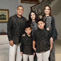 Di unggahan lain, keluarga Ardi dan Nia tampil kompak dengan busana nuansa hitam-putih. Penampilan mereka, khususnya Mikhayla, mengundang pujian dari netizen. (Foto: Instagram/@ramadhaniabakrie)