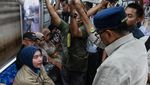 Momen Menhub Desak-desakan Naik KRL ke Peresmian Flyover