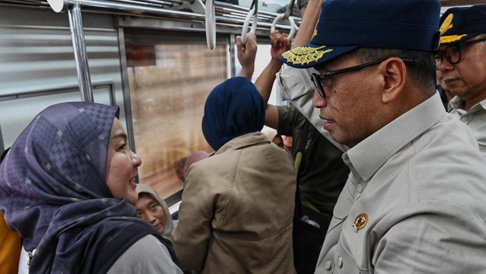 Momen Menhub Desak-desakan Naik KRL ke Peresmian Flyover Momen menarik terjadi saat Menteri Perhubungan (Menhub) Budi Karya Sumadi menghadiri prosesi Groundbreaking Flyover Tenjo, Kabupaten Bogor, Jawa Barat pada Sabtu, (30/3/2024). Pada kesempatan ini, Budi Karya menyempatkan diri untuk naik KRL Commuterline ke lokasi peresmian proyek.