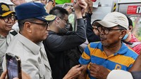 Budi Karya menuju lokasi groundbreaking selanjutnya masih dengan menumpangi KRL rute Rangkasbitung - Tanah Abang dan turun di Stasiun Cisauk dan melanjutkan perjalanan dengan mobil.  