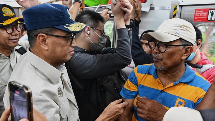 Momen Menhub Desak-desakan Naik KRL ke Peresmian Flyover Momen menarik terjadi saat Menteri Perhubungan (Menhub) Budi Karya Sumadi menghadiri prosesi Groundbreaking Flyover Tenjo, Kabupaten Bogor, Jawa Barat pada Sabtu, (30/3/2024). Pada kesempatan ini, Budi Karya menyempatkan diri untuk naik KRL Commuterline ke lokasi peresmian proyek.