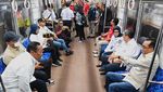 Momen Menhub Desak-desakan Naik KRL ke Peresmian Flyover