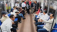 Pada awalnya, rangkaian kereta yang dinaikinya cukup lenggang sehingga ia dan sejumlah staf Kementerian dapat duduk di bangku penumpang. 