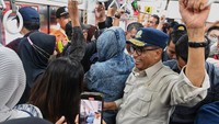 Namun selama perjalanan, jumlah penumpang terus bertambah hingga dirinya ikut berdiri dan berdesak-desakan dengan penumpang lainnya.
