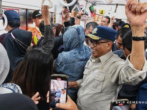 Momen Menhub Desak-desakan Naik KRL ke Peresmian Flyover