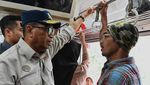 Momen Menhub Desak-desakan Naik KRL ke Peresmian Flyover