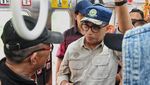 Momen Menhub Desak-desakan Naik KRL ke Peresmian Flyover