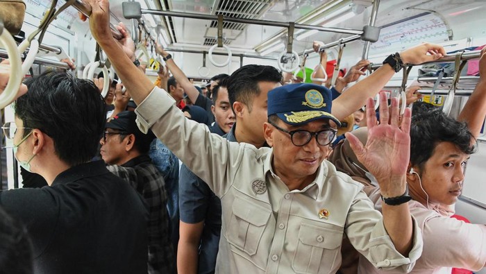 Momen menarik terjadi saat Menteri Perhubungan (Menhub) Budi Karya Sumadi menghadiri prosesi Groundbreaking Flyover Tenjo, Kabupaten Bogor, Jawa Barat pada Sabtu, (30/3/2024). Pada kesempatan ini, Budi Karya menyempatkan diri untuk naik KRL Commuterline ke lokasi peresmian proyek.