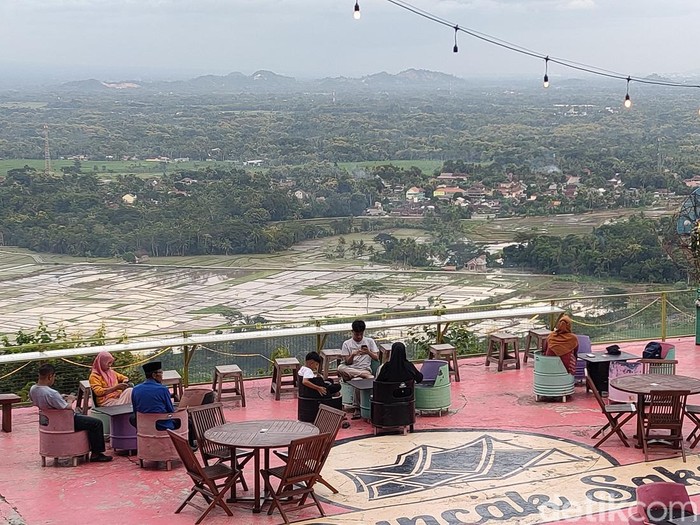 Ngabuburit di Puncak Saka, Nanggulan, Kulon Progo, DIY, Sabtu (30/3/2024).