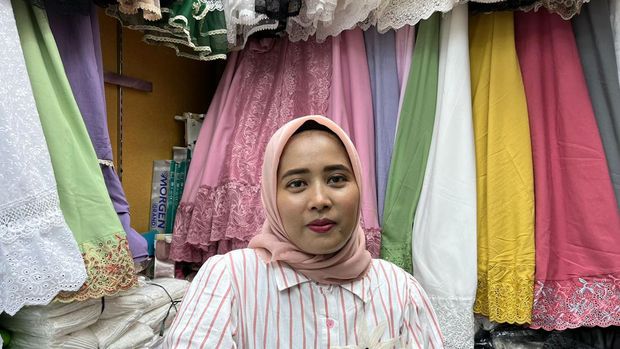 Para pedagang baju dan perlengkapan muslim di Tanah Abang mengaku omset naik lima kali lipat jelang Lebaran, Sabtu (30/3/2024).