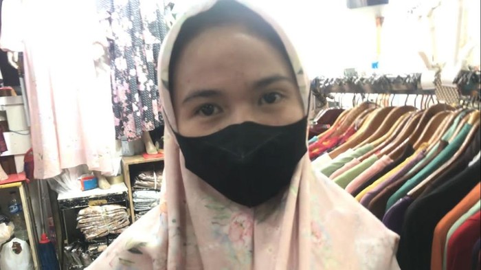 Para pedagang baju dan perlengkapan muslim di Tanah Abang mengaku omset naik lima kali lipat jelang Lebaran, Sabtu (30/3/2024).