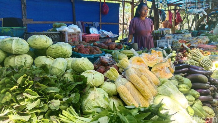Pedagang bahan pokok di Pasar tradisional Karisa, Jeneponto, Sulsel.