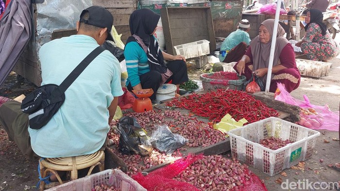 Pedagang cabai dan bawang di Pasar 10 Ulu Palembang.