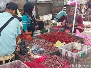 Harga Sembako di Palembang Fluktuatif, Daging Ayam Naik-Bawang Merah Turun