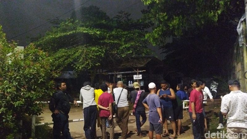 Pemandangan dari Kota Wisata Cibubur ke arah Gudang Peluru yang kebakaran, 30 Maret 2024, pukul 21.00 WIB. (Kurniawan Fadilah/detikcom)