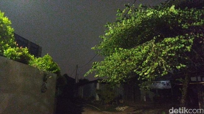 Pemandangan dari Kota Wisata Cibubur ke arah Gudang Peluru yang kebakaran, 30 Maret 2024, pukul 21.00 WIB. (Kurniawan Fadilah/detikcom)