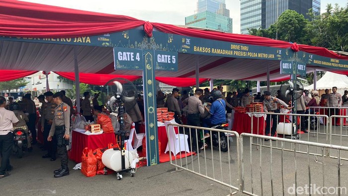 Pembagian sembako gratis di Polda Metro Jaya
