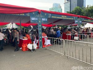 Antusiasnya Warga Berburu Sembako Drive Thru Gratis di Polda Metro