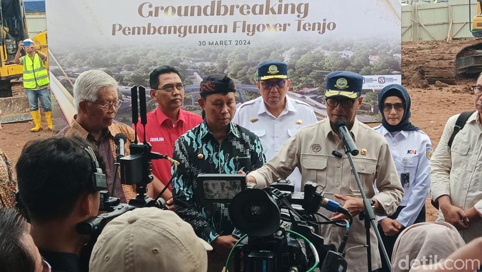 Menhub Budi Karya Sumadi, Direktur Utama Podomoro Land Bacelius Ruru, dan Bupati Kabupaten Bogor Asmawa Tosepu meresmikan pembangunan flyover dan JPO di Stasiun Tenjo.