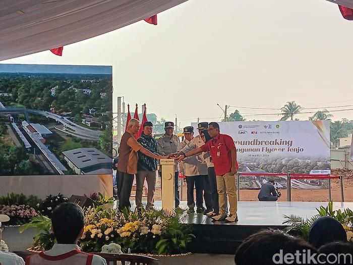 Menhub Budi Karya Sumadi, Direktur Utama Podomoro Land Bacelius Ruru, dan Bupati Kabupaten Bogor Asmawa Tosepu meresmikan pembangunan flyover dan JPO di Stasiun Tenjo.