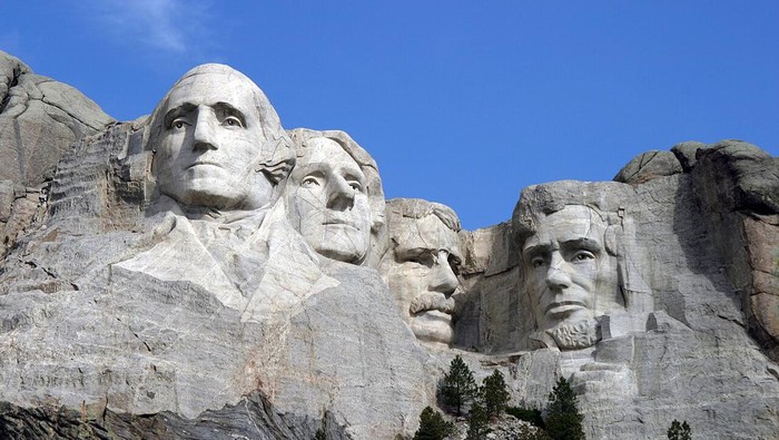 Pembuatan ukiran Mount Rushmore, airbag, kembang api, dan popcorn menggunakan ledakan.