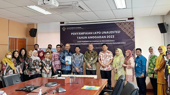 Pemkot Pekanbaru saat menyerahkan LKPD 2023 ke BPK. (Dok Diskominfotiksan Pekanbaru)