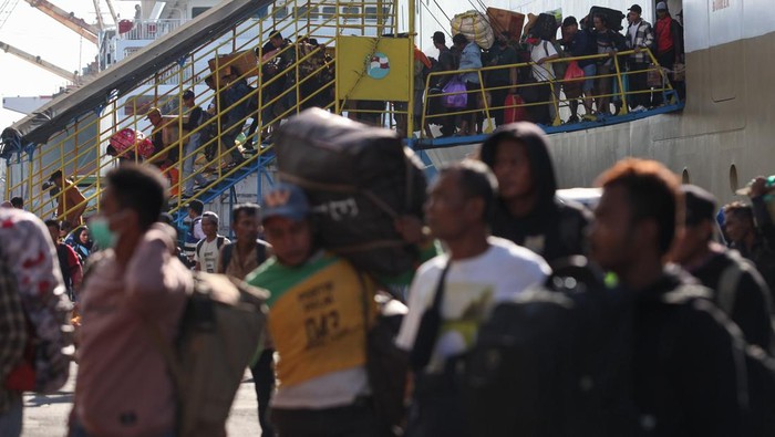 Pemudik di Pelabuhan Tanjung Perak Surabaya Penumpang turun dari Kapal Motor (KM) Gunung Dempo di Dermaga Jamrud Utara, Pelabuhan Tanjung Perak Surabaya, Jawa Timur, Sabtu (30/3/2024). Sebanyak 2.327 penumpang KM Gunung Dempo turun di pelabuhan tersebut dan diprediksi puncak arus mudik moda angkutan laut di pelabuhan tersebut terjadi pada H-4 Lebaran 2024. ANTARA FOTO/Didik Suhartono/foc.