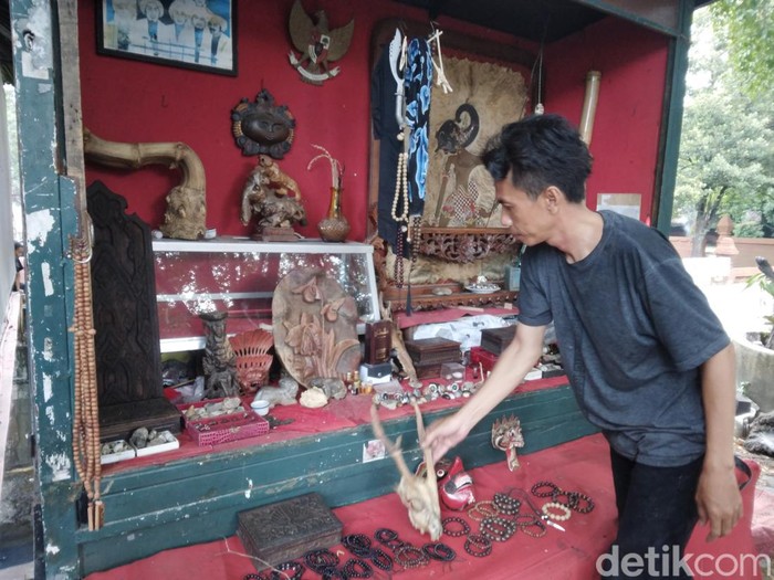 Penjual barang antik di Cirebon.