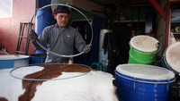 Perajin memproduksi beduk pesanan pembeli di Pondok Aren, Tangerang Selatan, Banten, Sabtu (30/3/2024).