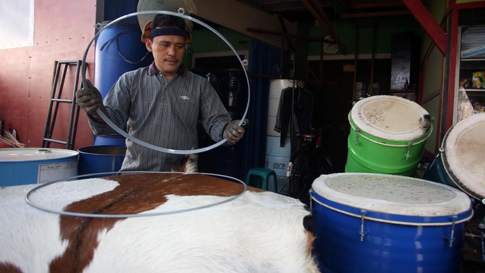 Perajin memproduksi beduk pesanan pembeli di Pondok Aren, Tangerang Selatan, Banten, Sabtu (30/3/2024). Perajin mengaku telah menerima 86 pesanan beduk selama ramadhan atau meningkat dibanding hari biasa yang berjumlah satu hingga dua buah per hari dengan harga Rp450 ribu untuk ukuran kecil dan Rp850 ribu untuk ukuran besar yang dipasarkan ke sejumlah kota seperti Jabodetabek, Riau, Samarinda dan Lampung. ANTARA FOTO/Muhammad Iqbal/wpa.