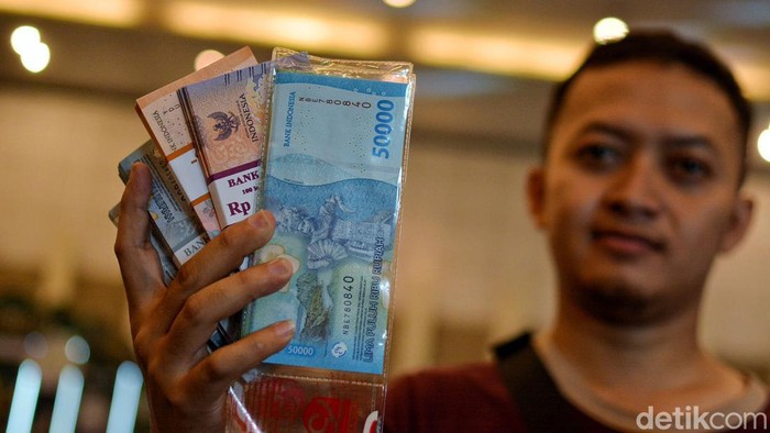 Penukaran uang walk thru di salah satu mal surabaya