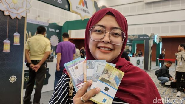 Penukaran uang walk thru di salah satu mal Surabaya.